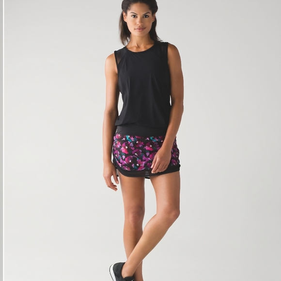 lululemon athletica Dresses & Skirts - Lululemon Hotty Hot Skirt 11 Midnight Bloom Black Deep Fuscia Sz 10